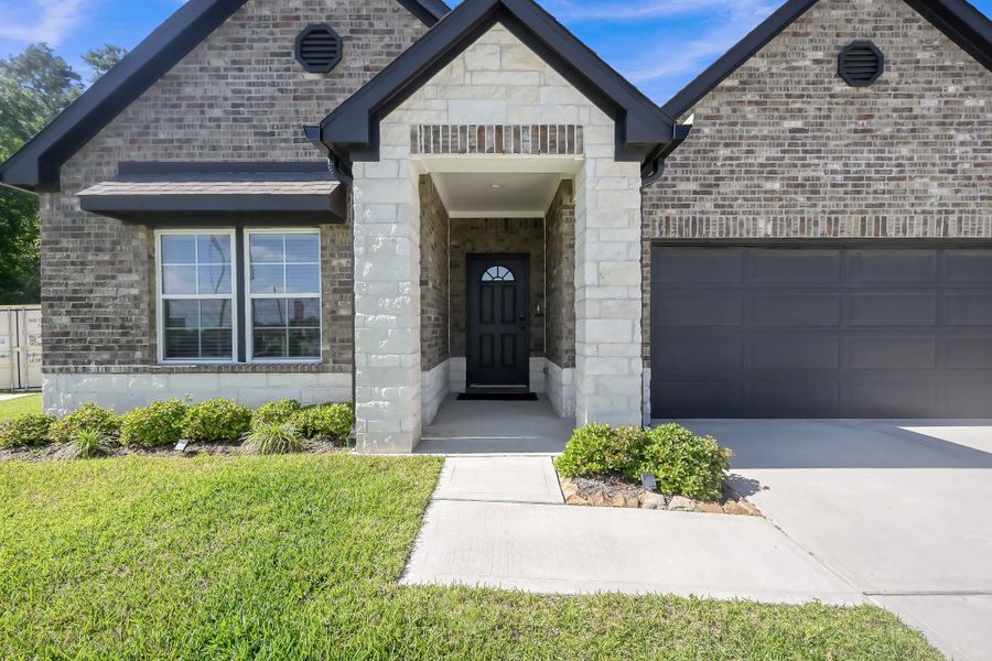 Exterior details and patio area of a home in Lexington Heights, Willis (Image 25).