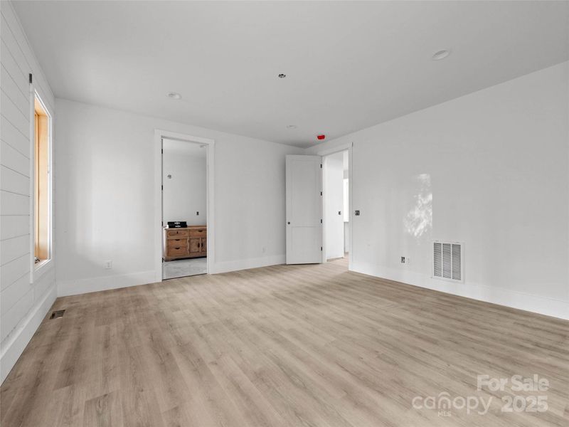 Spacious, unfurnished interior of a new home in , Lake Toxaway (Image 26). Spacious, unfurnished interior of a new home in , Lake Toxaway (Image 26).