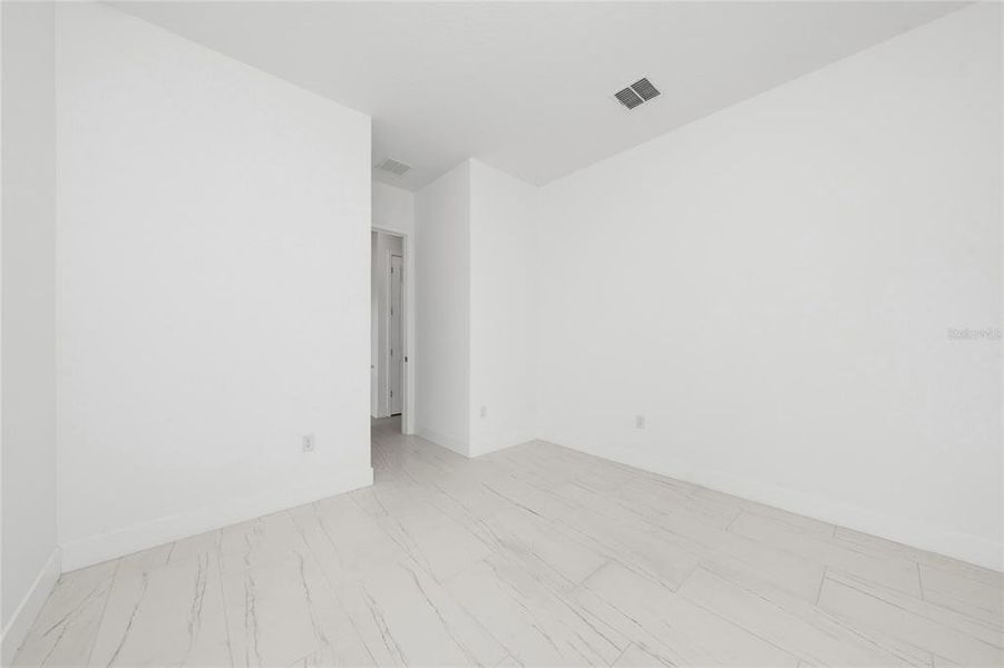 Spacious, unfurnished interior of a new home in , Orlando (Image 17).