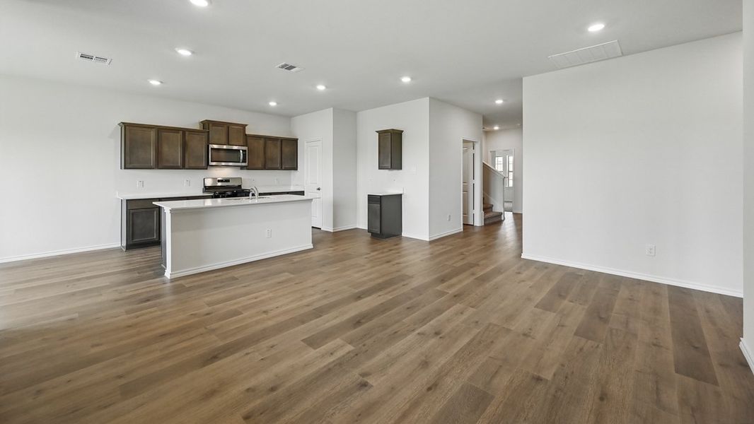 Spacious, unfurnished interior of a new home in Saddlebrook, Waxahachie (Image 8).