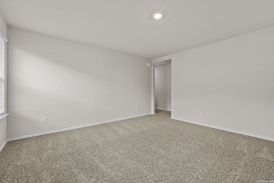 Spacious, unfurnished interior of a new home in Winding Creek, New Braunfels (Image 21).