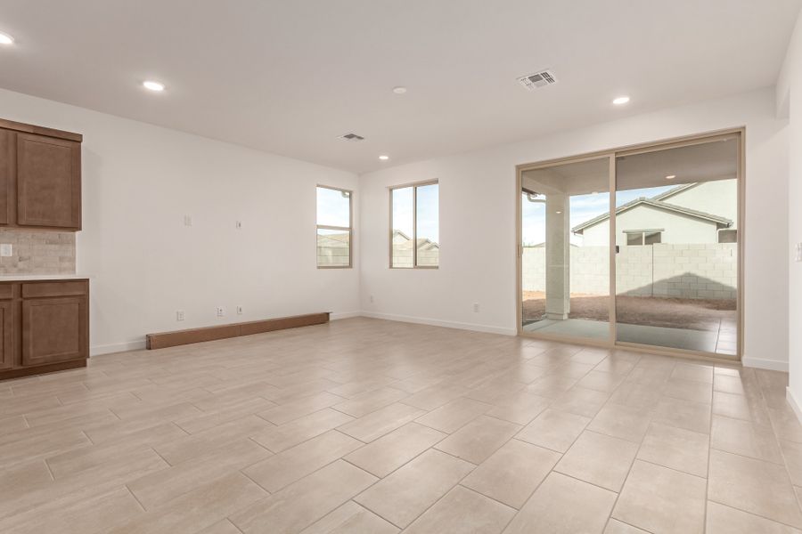 Spacious, unfurnished interior of a new home in Wildera, San Tan Valley (Image 8).