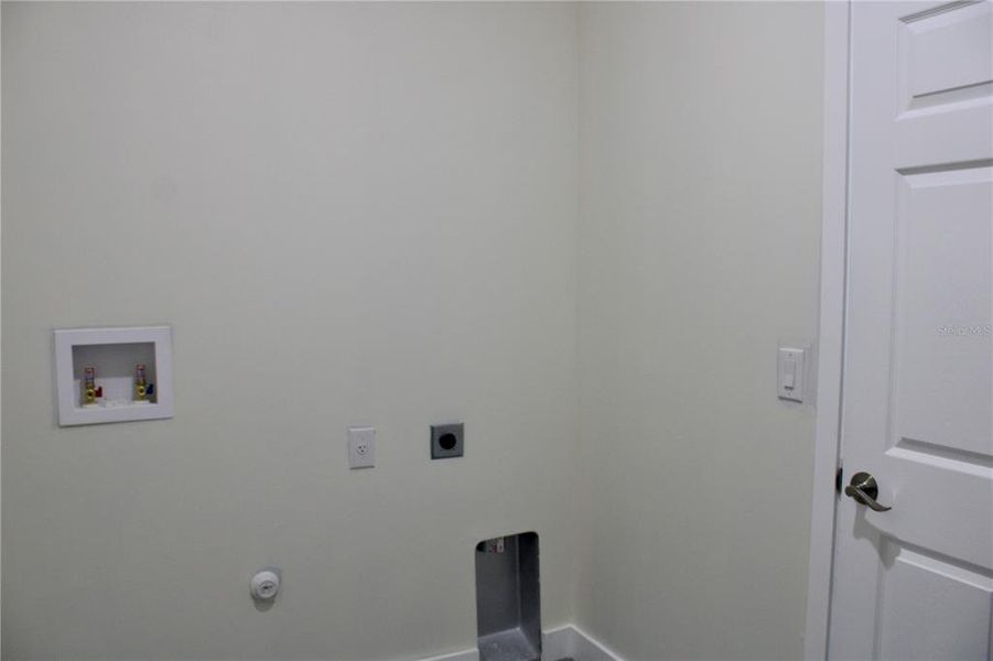 Spacious, unfurnished interior of a new home in , Port Charlotte (Image 19).