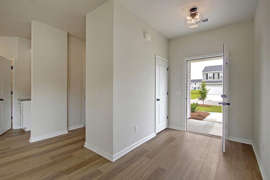 Spacious, unfurnished interior of a new home in , Ravenel (Image 9).