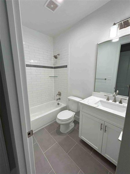 Furnished interior view inside a new home in , Dallas (Image 4).