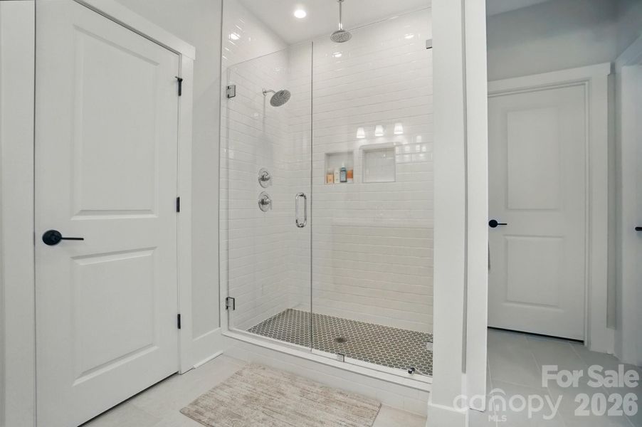 Upgraded shower w/rainfall shower head