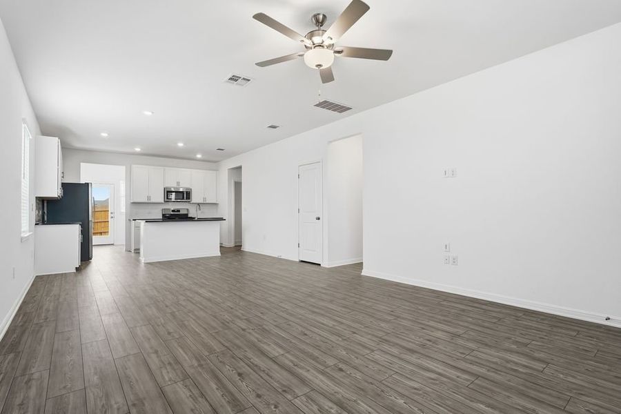 Spacious, unfurnished interior of a new home in Longview, Del Valle (Image 11).