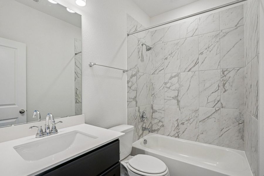 Furnished interior view inside a new home in Sienna 40', Missouri City (Image 7).
