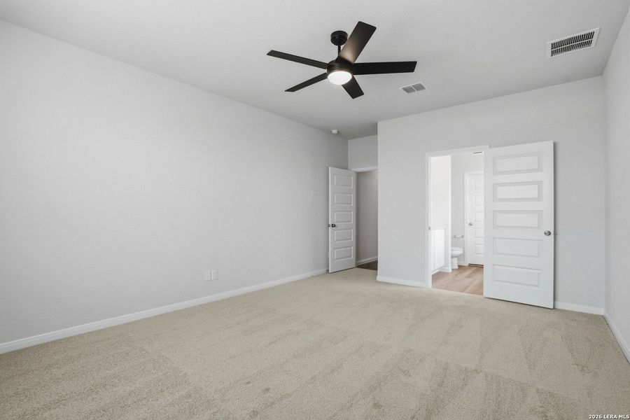 Spacious, unfurnished interior of a new home in Dauer Ranch, New Braunfels (Image 14).