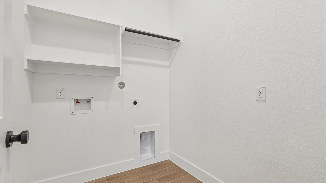 Spacious, unfurnished interior of a new home in Evergreen 40s, Conroe (Image 24).