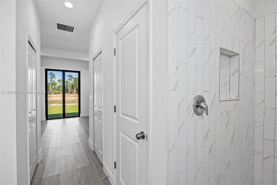 Spacious, unfurnished interior of a new home in , Lehigh Acres (Image 18).