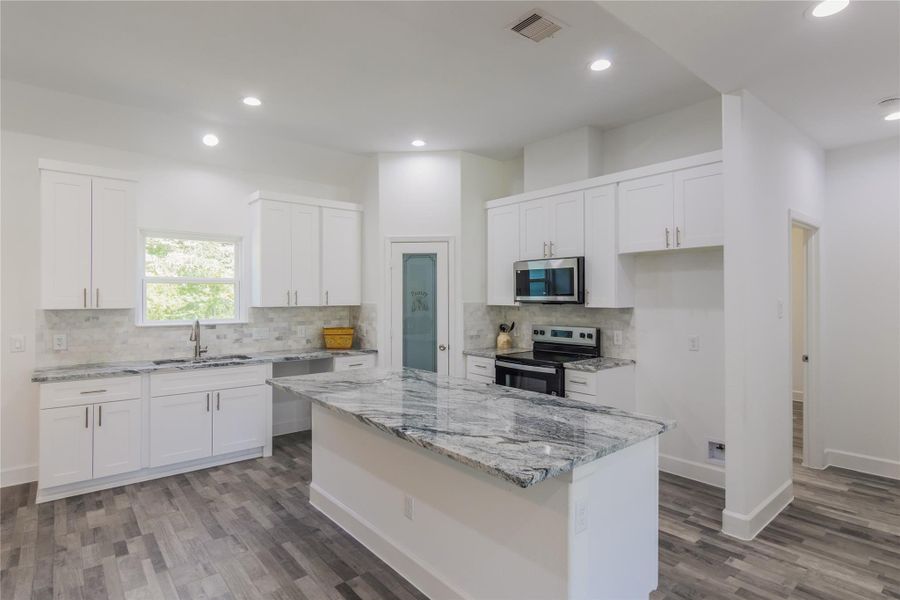 island with plenty of space for sitting arrangement island with plenty of space for sitting arrangement