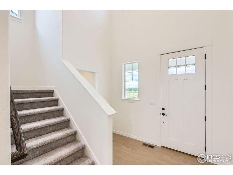 Spacious, unfurnished interior of a new home in Barefoot Lakes, Longmont (Image 25).