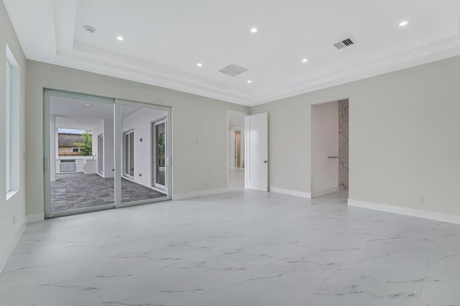Spacious, unfurnished interior of a new home in , Lake Worth (Image 41).