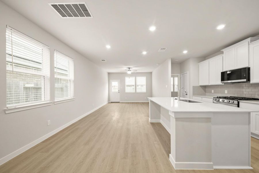 Furnished interior view inside a new home in Lago Mar, Texas City (Image 7).