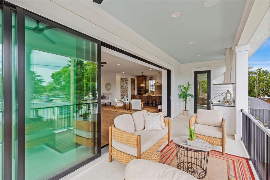 Exterior details and patio area of a home in , St. Petersburg (Image 27).