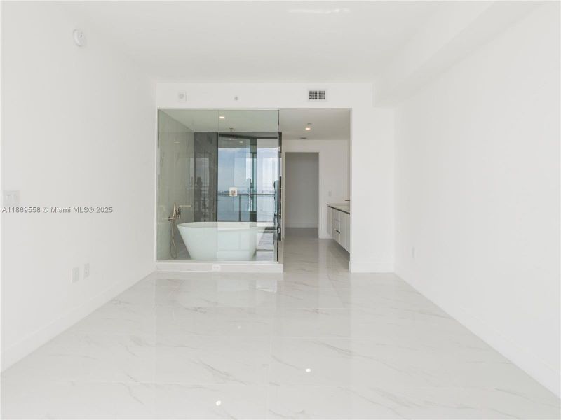 Spacious, unfurnished interior of a new home in Aria Reserve, Miami (Image 11).