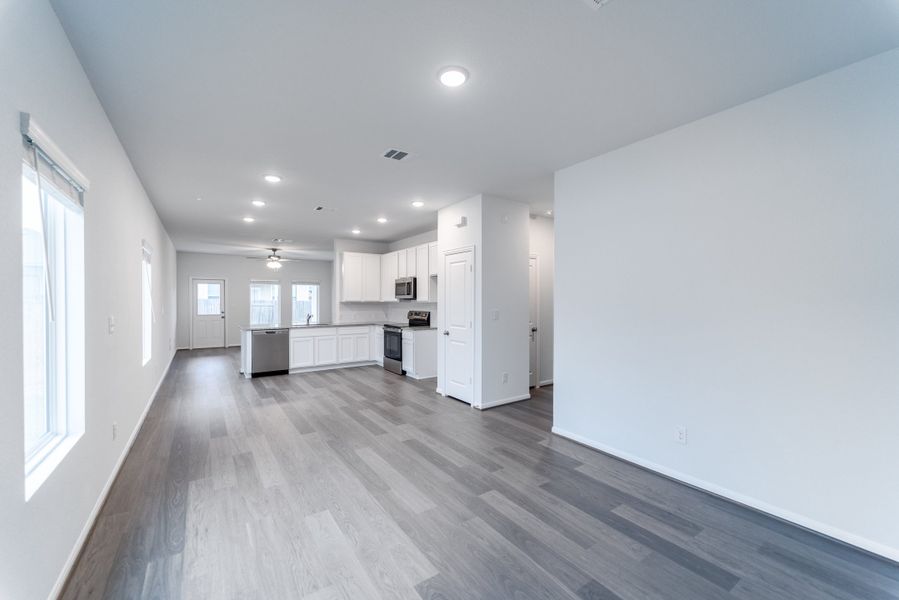 Spacious, unfurnished interior of a new home in Cool Water, Jarrell (Image 8).