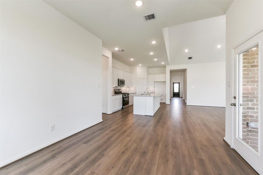 Spacious, unfurnished interior of a new home in River Ranch Meadows, Dayton (Image 18).