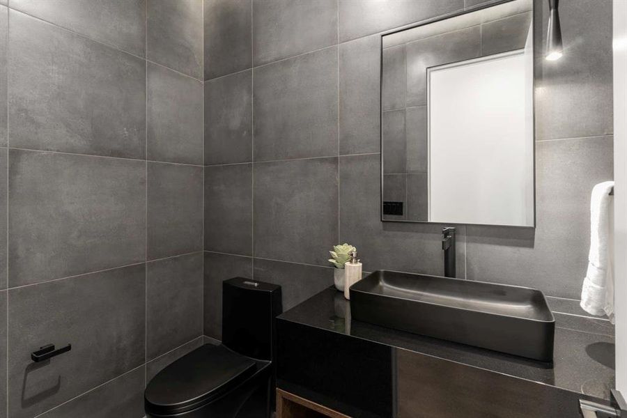 Furnished interior view inside a new home in , Dallas (Image 19).