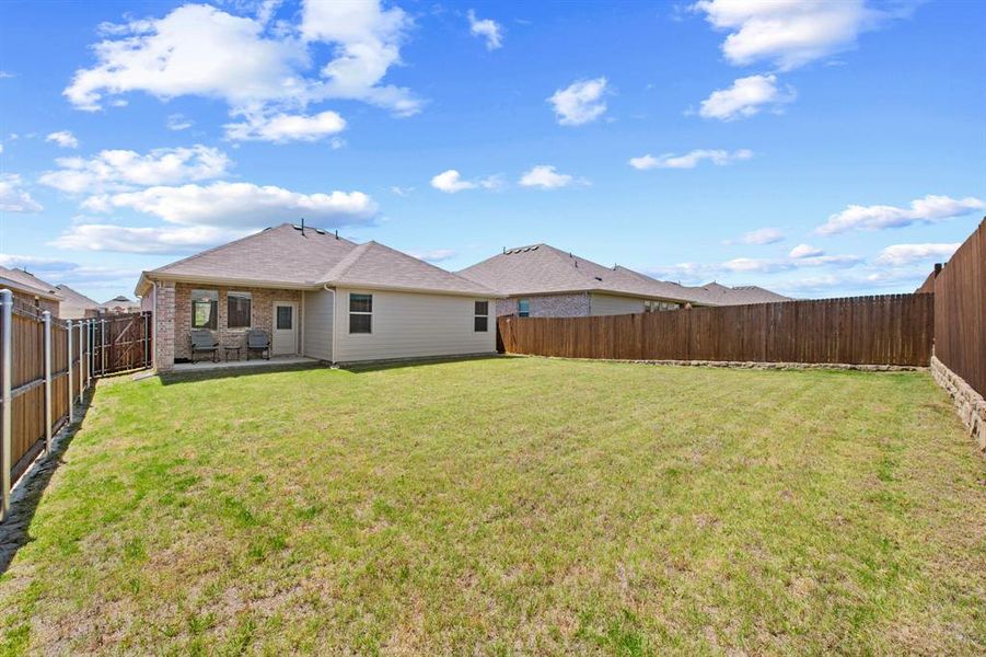 Exterior details and patio area of a home in Eastland, Crandall (Image 4).