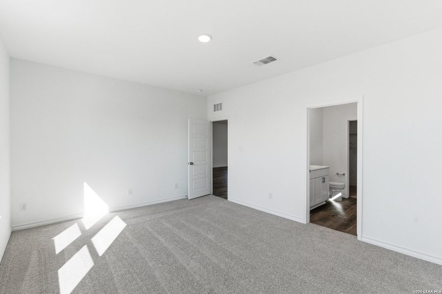 Spacious, unfurnished interior of a new home in Davis Ranch, San Antonio (Image 17).