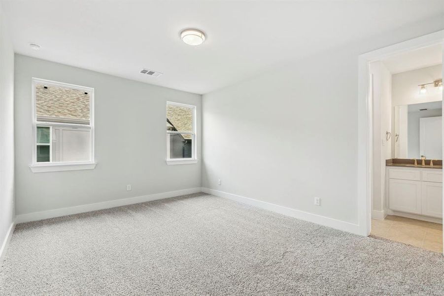 Spacious, unfurnished interior of a new home in SoHo Square, Dallas (Image 12).