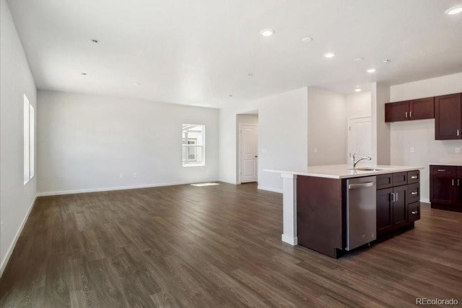 Spacious, unfurnished interior of a new home in Coyote Creek, Fort Lupton (Image 9).