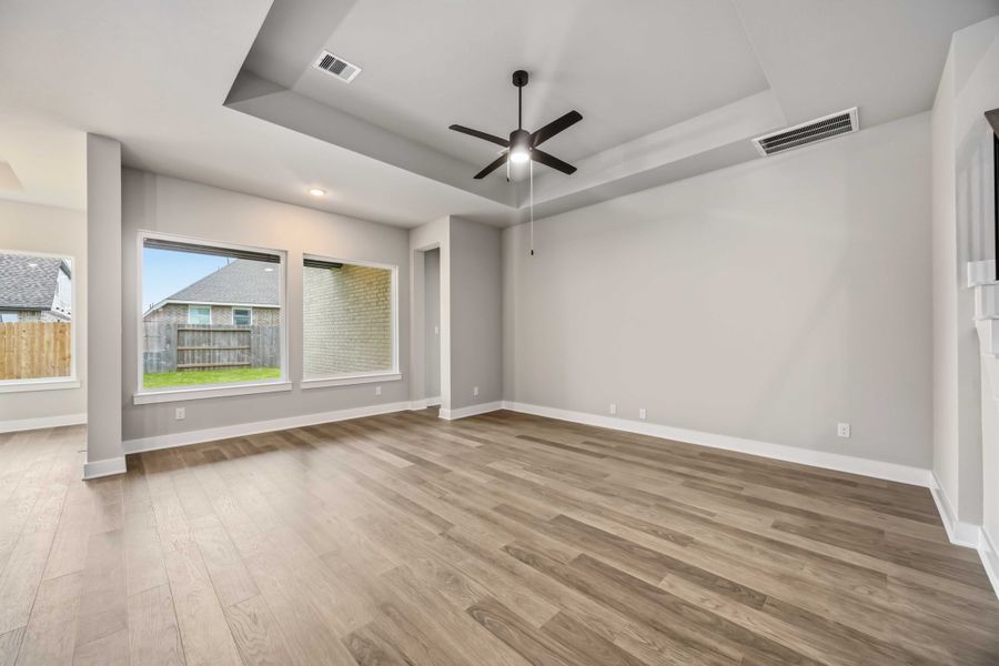 Spacious, unfurnished interior of a new home in Canterra Creek  60', Rosharon (Image 21).
