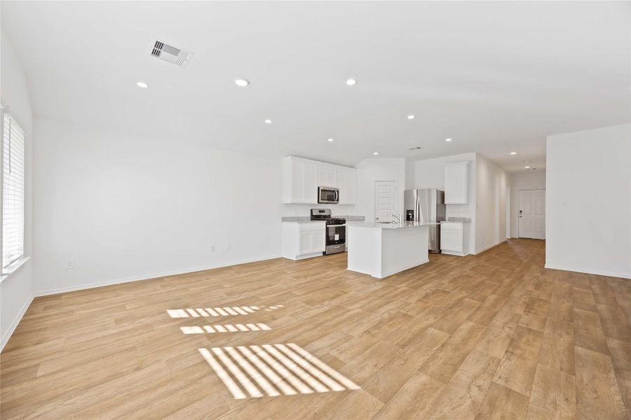 Spacious, unfurnished interior of a new home in Tamarron, Fulshear (Image 30).