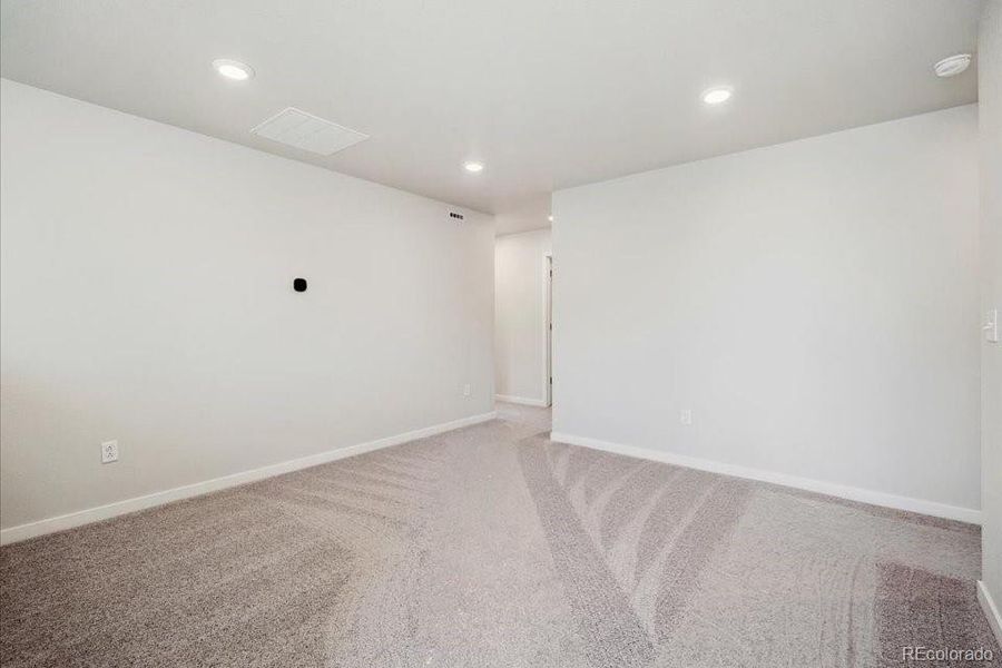 Spacious, unfurnished interior of a new home in Coyote Creek, Fort Lupton (Image 10).