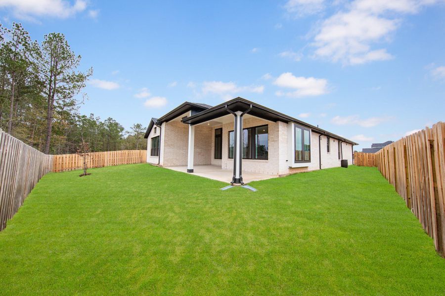 Come explore this generous backyard—perfect for kids to play freely and adults to unwind in comfort!