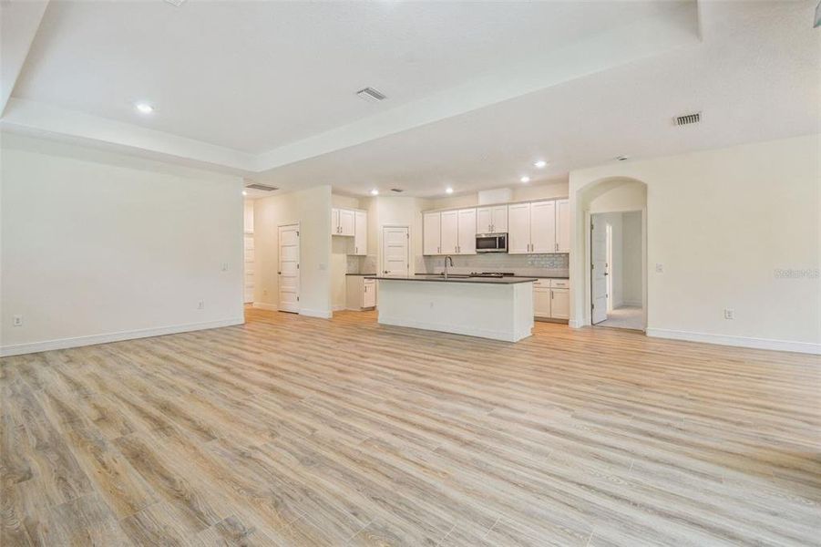 Spacious, unfurnished interior of a new home in Hidden Ridge, New Port Richey (Image 31).