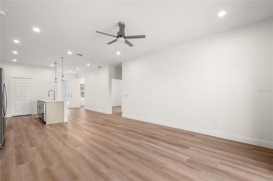 Spacious, unfurnished interior of a new home in , Osteen (Image 39).