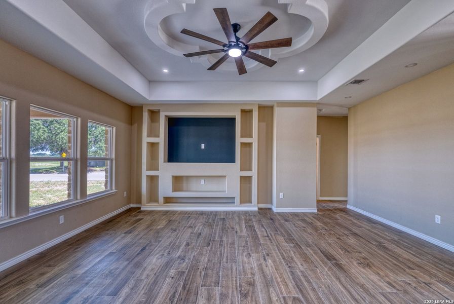 Spacious, unfurnished interior of a new home in , Uvalde (Image 28).