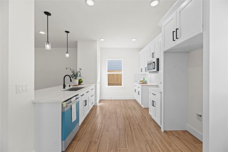 Imagine cooking in this marvelous gourmet kitchen. Designed with beauty and function in mind, the layout allows for easy meal preparation for busy mornings and even busier evenings. Imagine cooking in this marvelous gourmet kitchen. Designed with beauty and function in mind, the layout allows for easy meal preparation for busy mornings and even busier evenings.