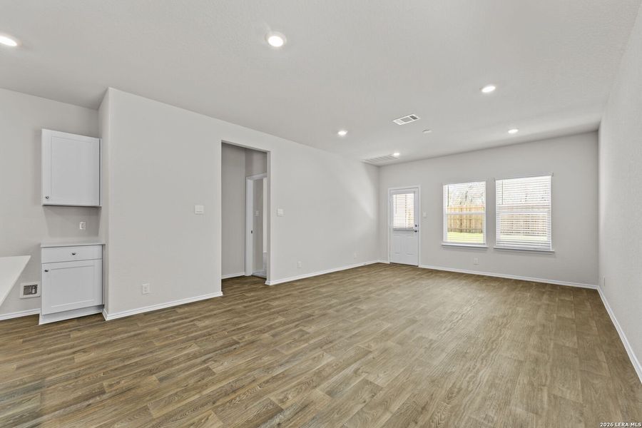 Spacious, unfurnished interior of a new home in Hunters Ranch, San Antonio (Image 18).