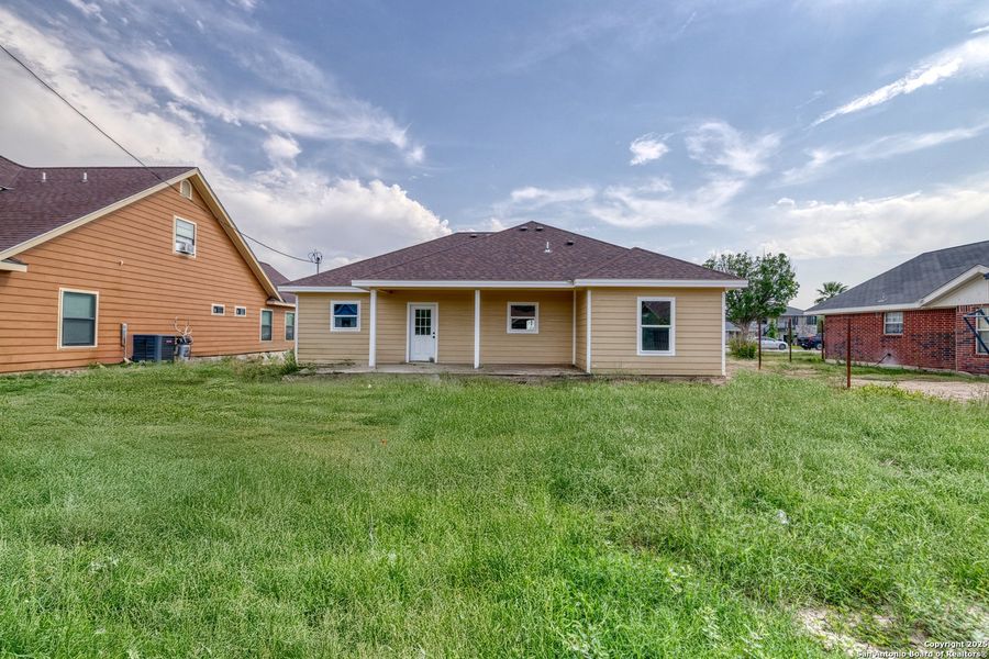 Exterior details and patio area of a home in , Uvalde (Image 3).