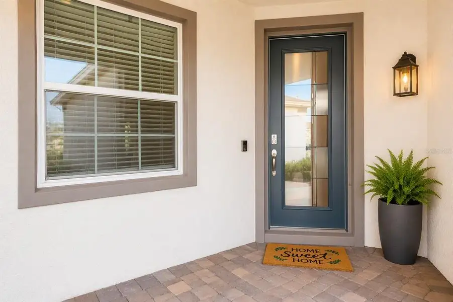 Exterior details and patio area of a home in , Kissimmee (Image 4).