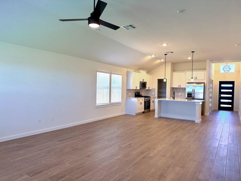 Spacious, unfurnished interior of a new home in Foxtail Palms, Manvel (Image 10).