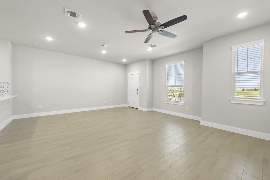 Spacious, unfurnished interior of a new home in Sierra Vista Townhomes, Rosharon (Image 8).