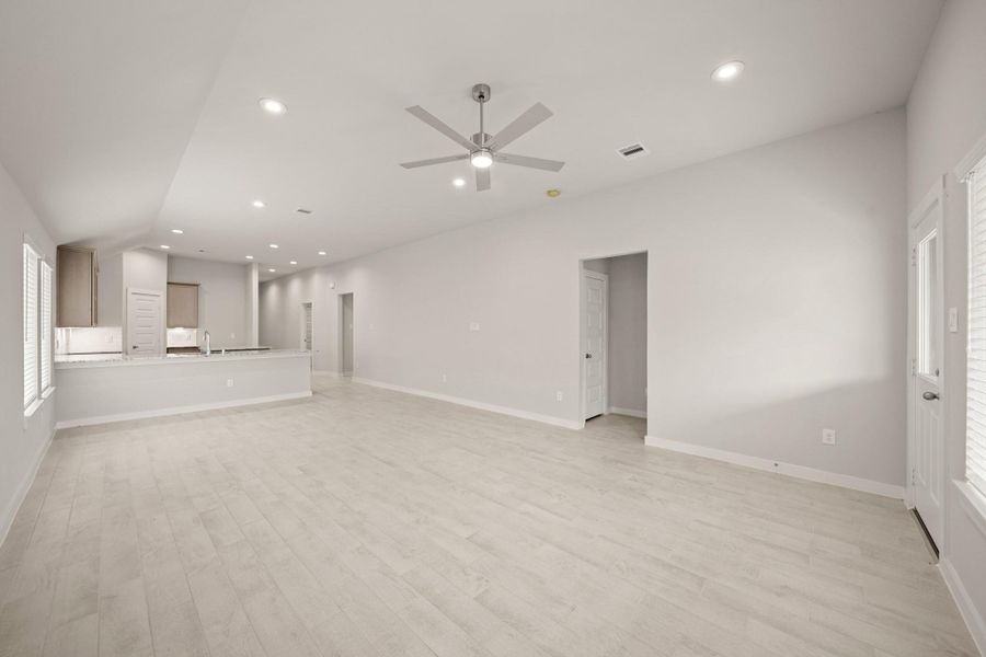 Spacious, unfurnished interior of a new home in Barton Creek Ranch, Conroe (Image 12). Spacious, unfurnished interior of a new home in Barton Creek Ranch, Conroe (Image 12).