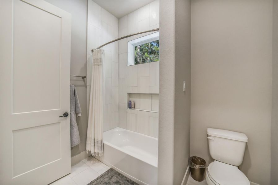 Hollywood Bathroom between bedrooms 2 and 3 Hollywood Bathroom between bedrooms 2 and 3