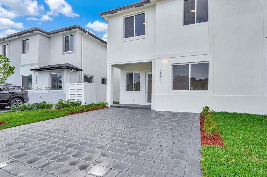 Exterior details and patio area of a home in , Miami (Image 27).