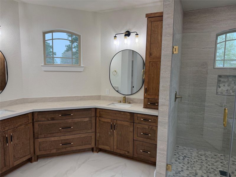 Other pictures of Master Large walk in closet built by Texas best home builders