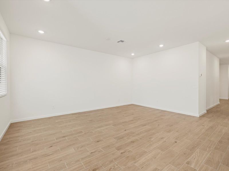 Spacious, unfurnished interior of a new home in Paloma Creek - Estate Series, Surprise (Image 7).