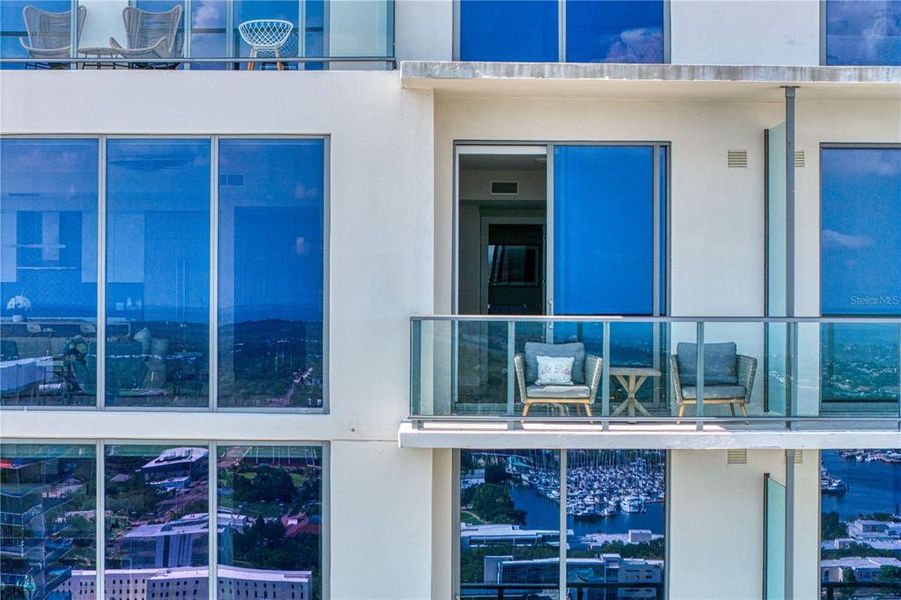 Condo located in St. Petersburg, FL showcasing its design and architecture (Image 37).