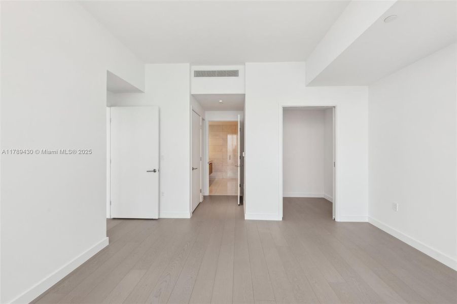 Spacious, unfurnished interior of a new home in Five Park, Miami Beach (Image 23).