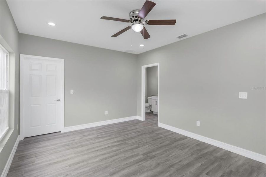 Spacious, unfurnished interior of a new home in , Tampa (Image 33).