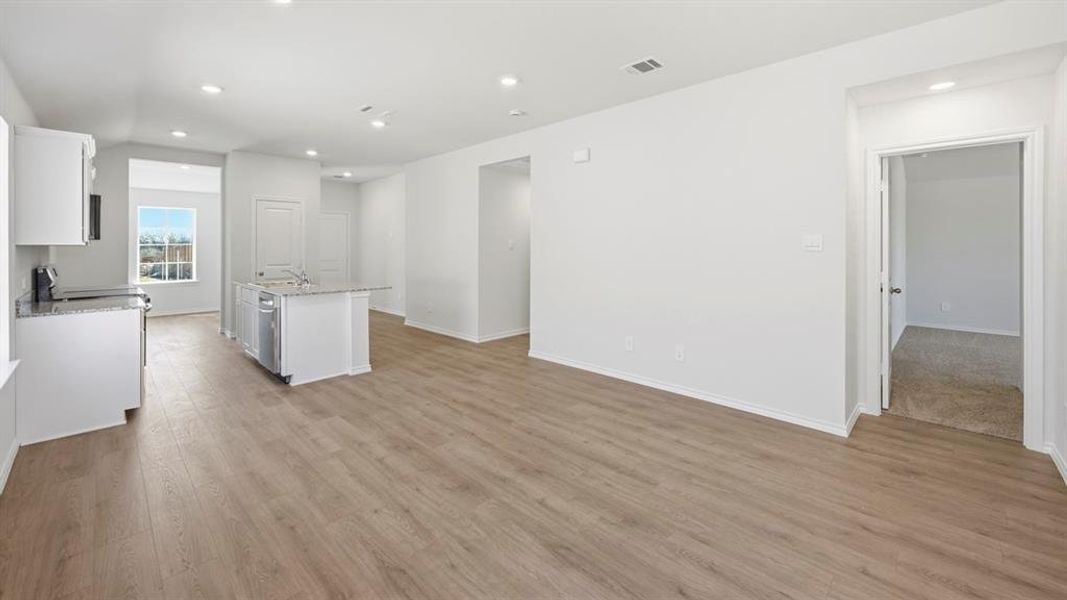 Spacious, unfurnished interior of a new home in Sweetwater Springs, Sherman (Image 28).